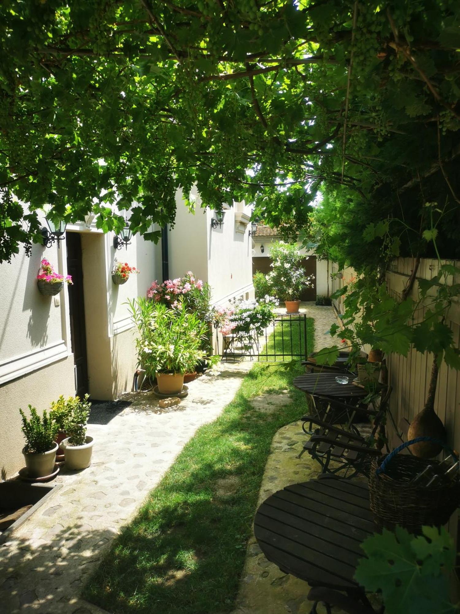 Kuria Apartman With Private Jacuzzi And Pool Budapest Esterno foto